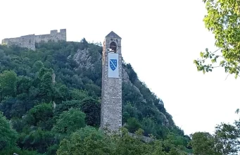 Zastava s ljiljanima na sahat-kuli u Počitelju izazvala osude: Čapljina traži hitno uklanjanje i reakciju nadležnih