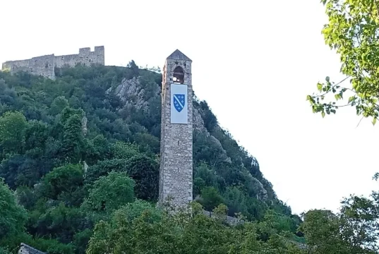 Zastava s ljiljanima na sahat-kuli u Počitelju izazvala osude: Čapljina traži hitno uklanjanje i reakciju nadležnih